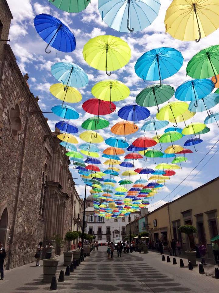 Paraguas colgantes en de Ciudad de Aguascalientes